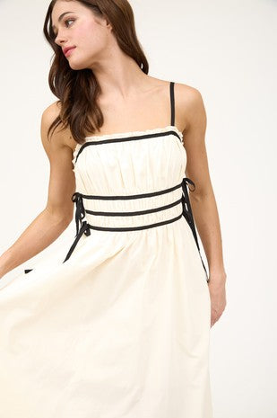 Vestido Midi Blanco con Tirantes y Cintas Negras